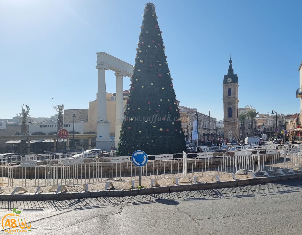 صور: استعدادات لإضاءة شجرة عيد الميلاد في مدينة يافا الإثنين المقبل